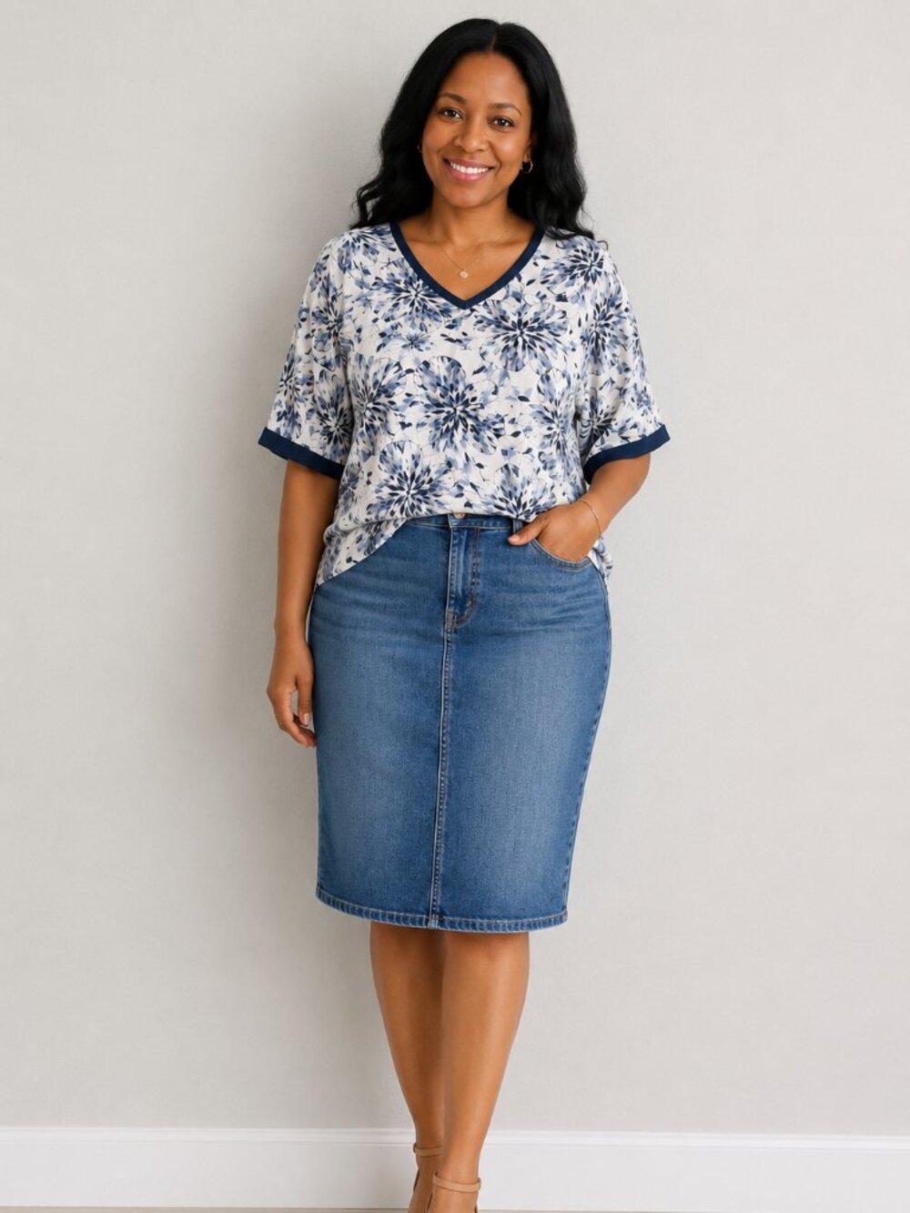 Chico's White/Blue Floral Top Size XL V-Neck Sleeve Side Split Style Relax Fit